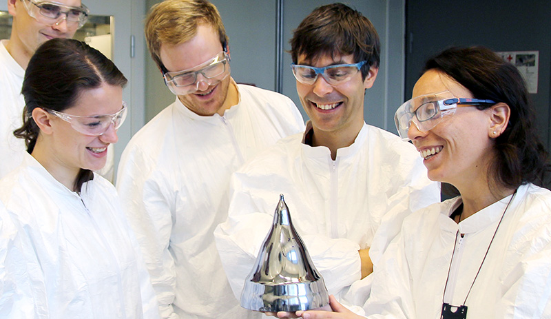 Professor Marisa Di Sabatino Lundberg (to the right) showing a monocrystalline ingot at the lab. Foto: Per Henning / NTNU