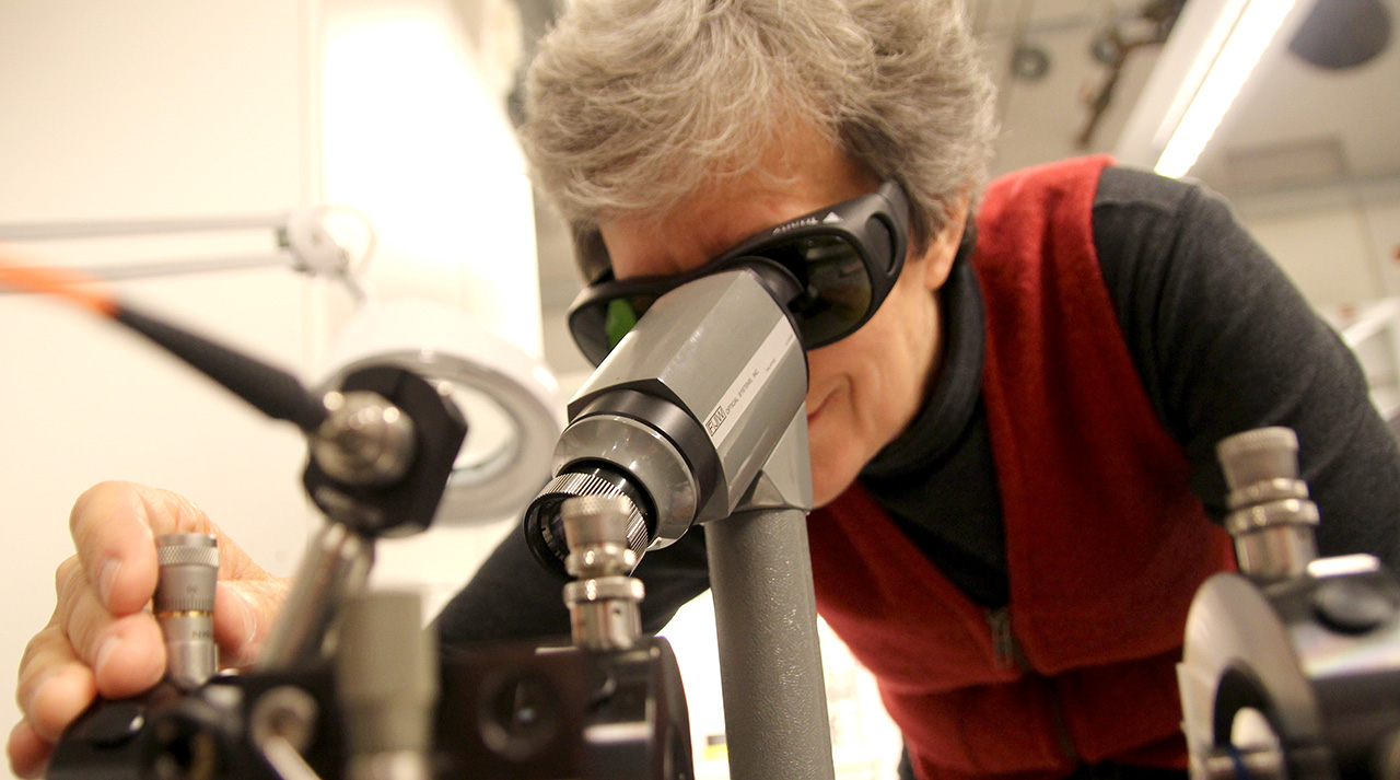 Min veileder, professor Ursula Gibson, undersøker en av de nyutviklede fibersolcellene