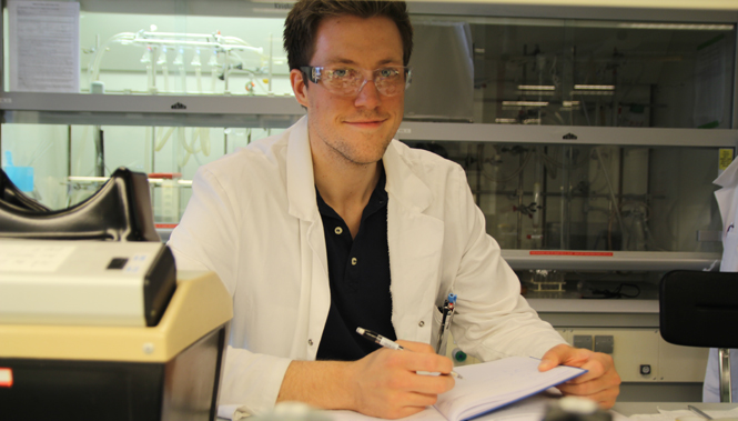 Thomas A. Bakka, stipendiat ved Inistitutt for kjemi ved NTNU, forsker på nye kjemiske forbindelser som kan ha medisinske bruksområder mot antibiotikaresistens. Foto: Per Henning / NTNU
