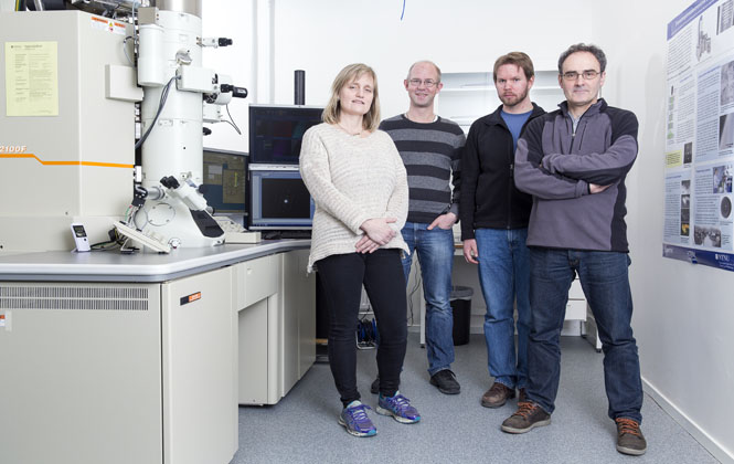 Randi Holmestad, Antonius von Helvoort, Bjørn Gunnar Soleim og John Walmsley  fra TEM Geminisenter er en del av hovedteamet som drifter de nye TEM-mikroskopene. Foto: Ole Morten Melgård