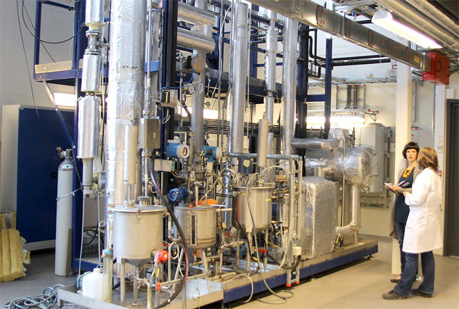 An pilot scale system for C02-removal at NTNU. The flue gas enters an absorption column and reacts counter current with a solvent. After the solvent has captured CO2 it is led to a desorption column where the CO2 is released and the solvent is returned to the absorption column.  Unfortunately, the energy demand related to solvent regeneration is high and more research is needed. Photo: Per Henning / NTNU