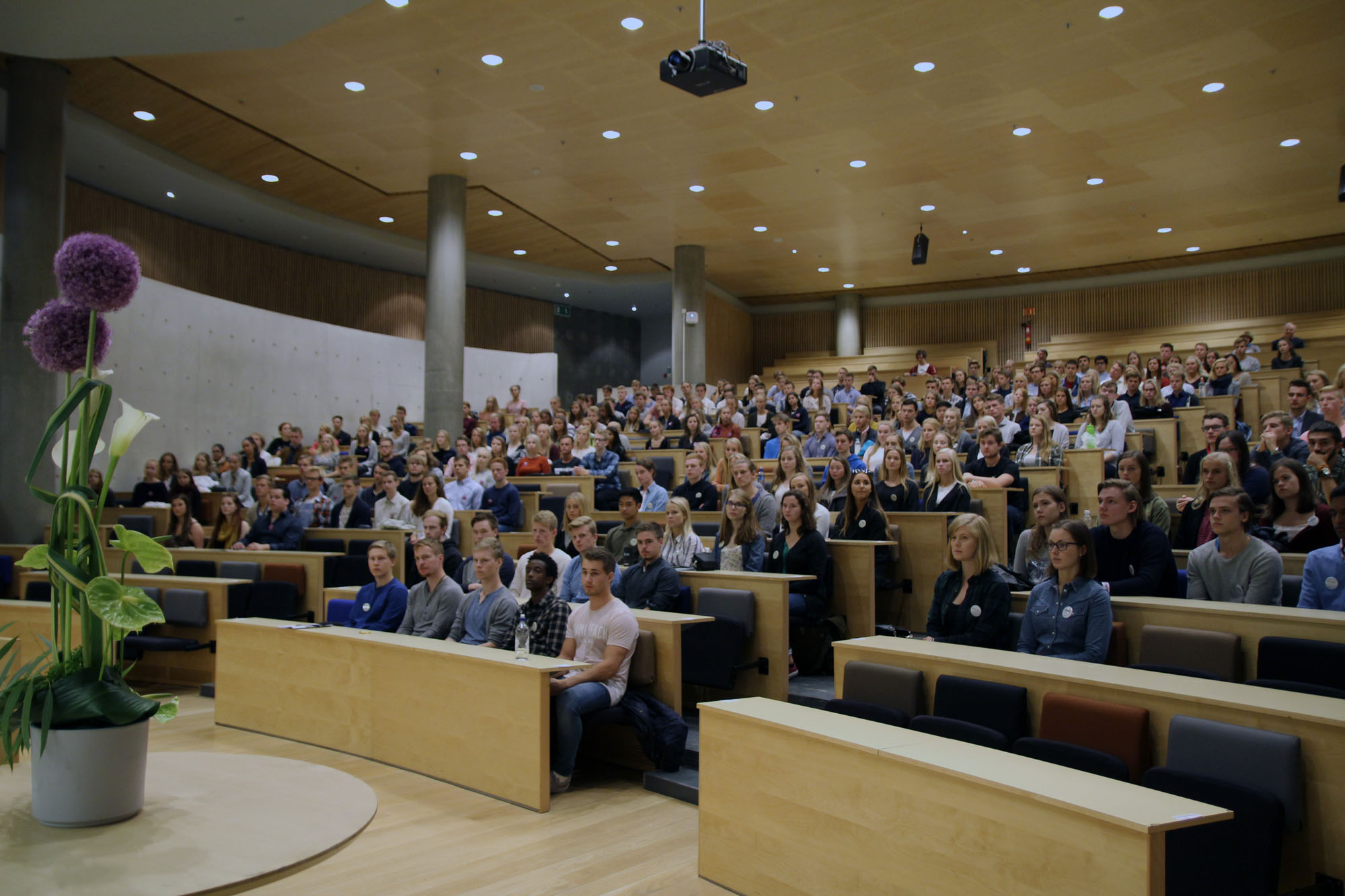 Fullsatt sal under immatrikuleringsseremonien ved fakultetet. Foto: Pernille Feilberg / NTNU