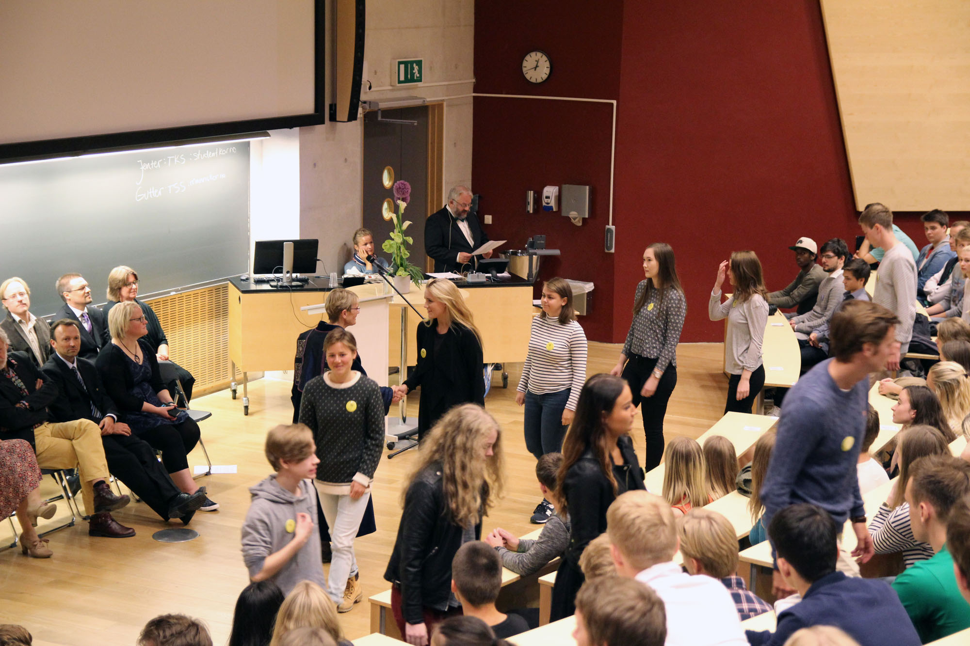 Immatrikuleringen er en høytidelig seremoni hvor alle studentene blir ropt opp ved navn, og håndhilser på en representant for fakultetsledelsen. Foto: Pernille Feilberg / NTNU