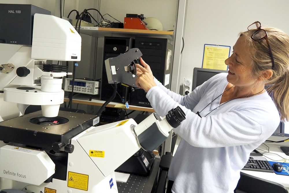 Senioringeniør Astrid Bjørkøy ved Institutt for fysikk viser fram en av AFM-ene som er i bruk ved instituttet. Den brukes i hovedsak til å undersøke biologiske prøver, som for eksempel celler, hydrogeler og ulike typer makromolekyler. Foto: Per Henning / NTNU.